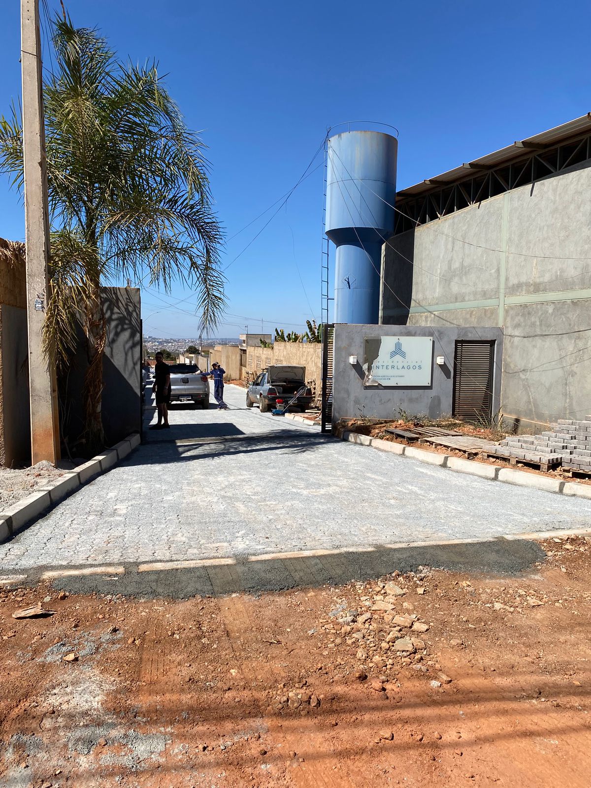 Entrada de condomínio pavimentada